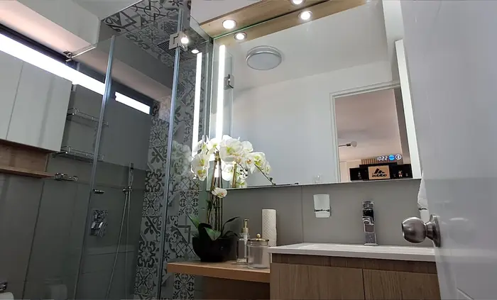 Baño con espejo iluminado
